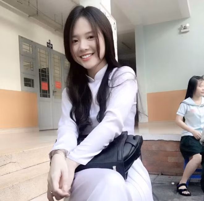 Dan mang tim kiem co gai Sai Gon co nu cuoi toa nang o san bong hinh anh 2