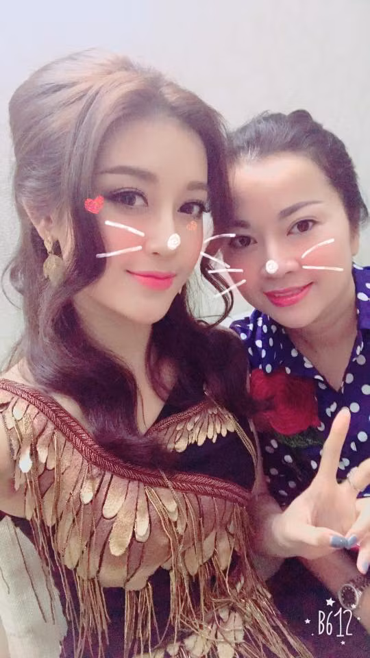 Bà mẹ nào cũng thương con, nhưng cách yêu thương mà mẹ Huyền My dành cho cô con gái lại không nằm ở cách che chở, bao bọc con mọi nơi, mọi lúc hệt như đứa trẻ. Ngược lại, cách 