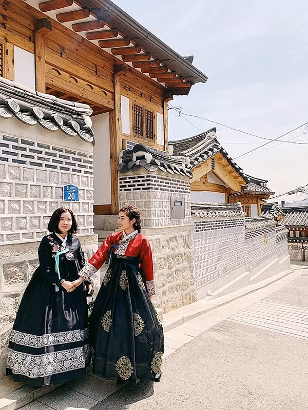 Huyền My được mẹ tháp tùng trong dịp sang Seoul tham dự sự kiện giao lưu thương mại. Người đẹp và mẹ còn tranh thủ tham quan một số địa danh du lịch nổi tiếng như làng cổ Hanok Bukchon, tháp Namsan hay mua sắm ở phố Myeongdong. 