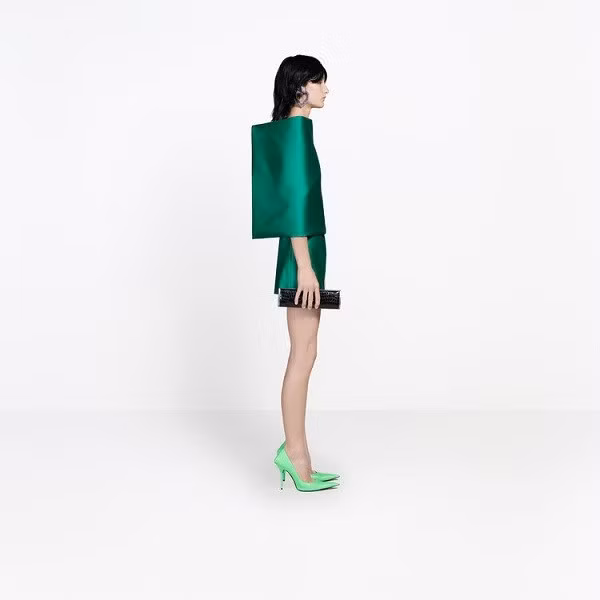 Mẫu váy gây khó hiểu từ nhà mốt Balenciaga khi phần thân của váy thẳng đuột ôm sát body , không có chỗ để nhúc nhích hai phần cánh tay trông y chang một cái ghế đệm