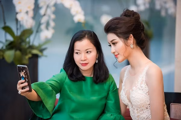 Trên trang facebook cá nhân, mẹ Huyền My thường xuyên chia sẻ những khoảnh khắc đời thường, đi sự kiện, tạo dáng vui nhộn cùng con gái xinh đẹp. 