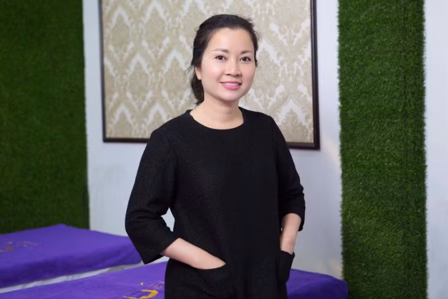 Được biết, mẹ Huyền My tuy rất bận rộn với việc điều hành một trung tâm thẩm mỹ ở Hà Nội nhưng vì thương con gái vất vả, cho nên, mẹ Á hậu luôn cố gắng sắp xếp thời gian để ở bên và hỗ trợ con mỗi lần tham gia sự kiện lớn, nhỏ, hay đi làm từ thiện ở xa. 