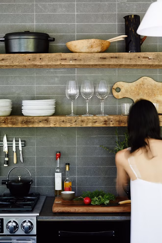 Những căn bếp đẹp hút hồn với kệ gỗ tự nhiên phong cách Rustic - Ảnh 8.
