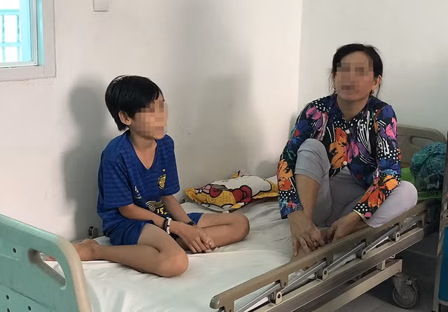Bé 12 tuổi bị rắn lục cắn khi đang nằm trên giường xem tivi