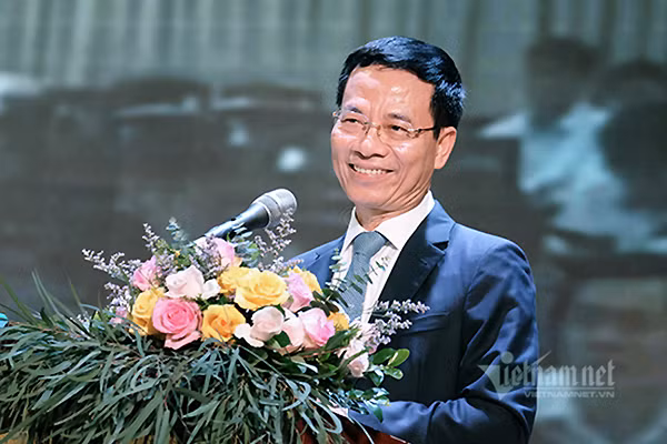 Bộ trưởng Nguyễn Mạnh Hùng nói chuyện với sinh viên Học viện Bưu chính Viễn thông tháng 9/2020. Ảnh: Trọng Đạt.