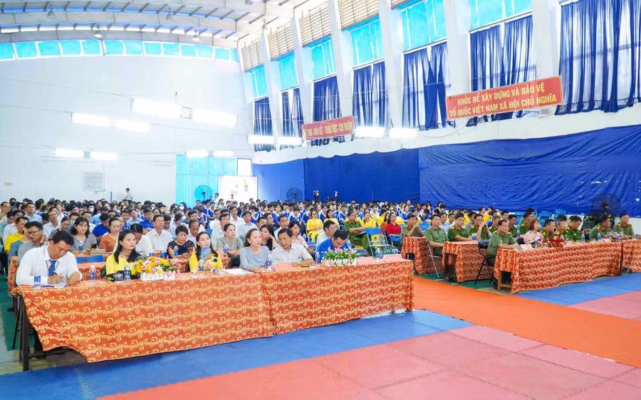 Lễ ra mắt mô hình có sự tham dự đông đảo của lãnh đạo Sở GD&ĐT, các phòng GD&ĐT và giáo viên các trường. Lễ ra mắt mô hình có sự tham dự đông đảo của lãnh đạo Sở GD&ĐT, các phòng GD&ĐT và giáo viên các trường.