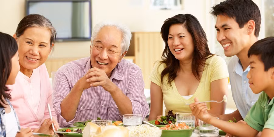 Khi bố mẹ chồng cởi mở và nói chuyện với bạn, hãy lắng nghe họ. (Ảnh: ITN).