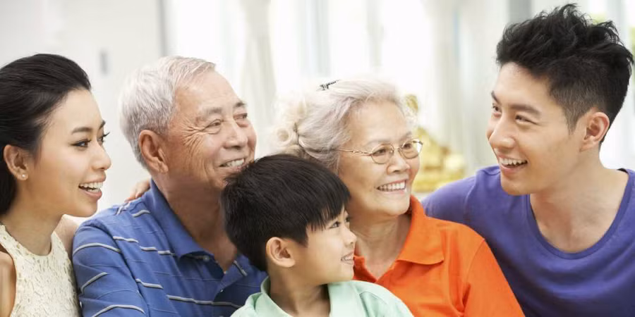 Đừng ngần ngại thể hiện sự quan tâm và sẵn sàng giúp đỡ họ. (Ảnh: ITN).