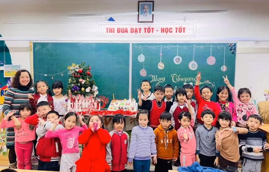 Cô Phan Thiên Hương – GVCN lớp 1A8, trường Tiểu học Đông Thái (Tây Hồ, Hà Nội)