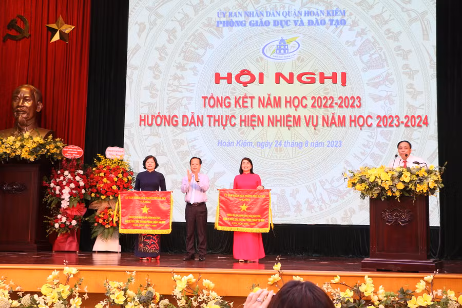 Lãnh đạo Sở GD&amp;ĐT Hà Nội trao Cờ thi đua xuất sắc của UBND Thành phố cho đại diện Trường Tiểu học Thăng Long và Trường THCS Ngô Sĩ Liên.