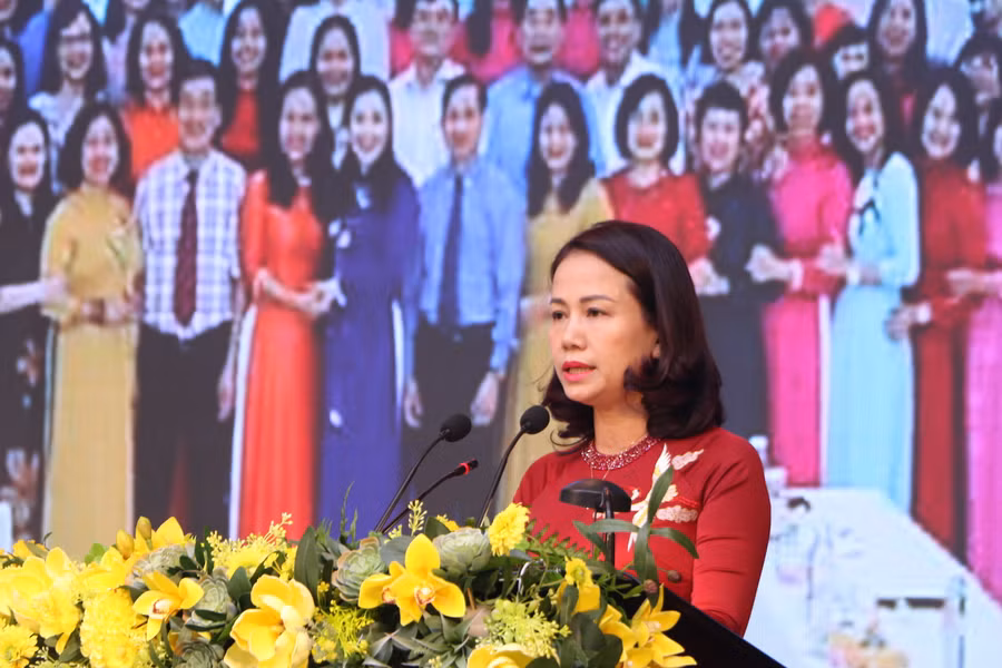Nhà giáo Vương Hương Giang - Trưởng Phòng GD&amp;ĐT Hoàn Kiếm báo cáo tổng kết năm học.