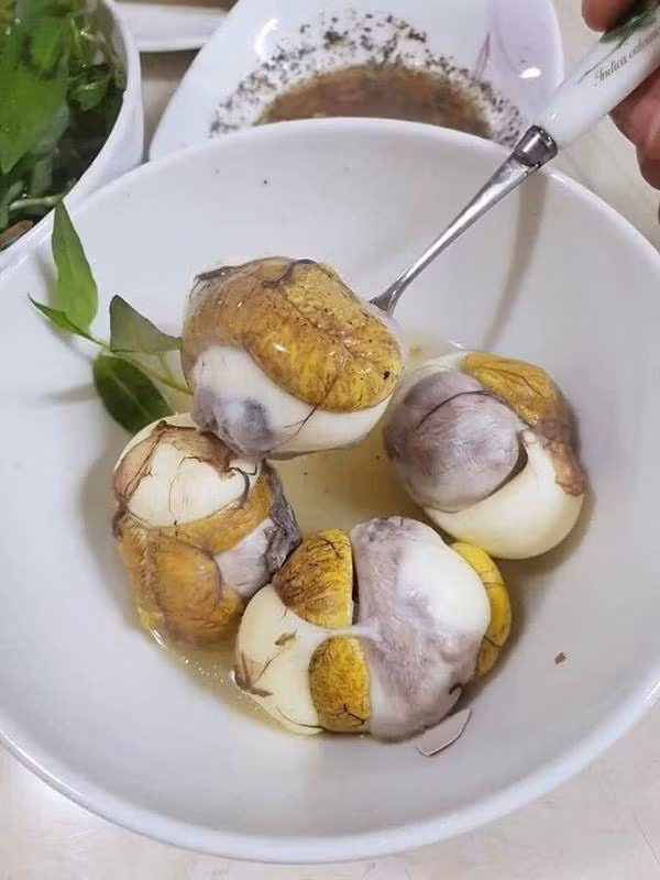 trung vit lon an rat tot nhung tre o do tuoi nay tuyet doi khong nen an keo hai than - 1