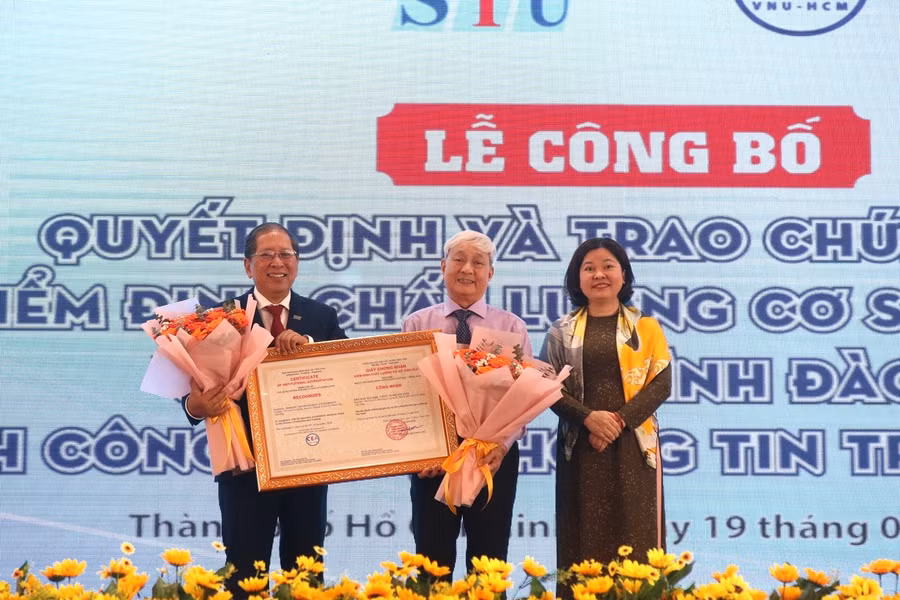 Lãnh đạo Trường Đại học Công nghệ Sài Gòn đón nhận Giấy chứng nhận đạt chuẩn kiểm định chất lượng cơ sở giáo dục chu kỳ 2 từ PGS. TS. Lê Ngọc Quỳnh Lam – Giám đốc CEA-HCM. 