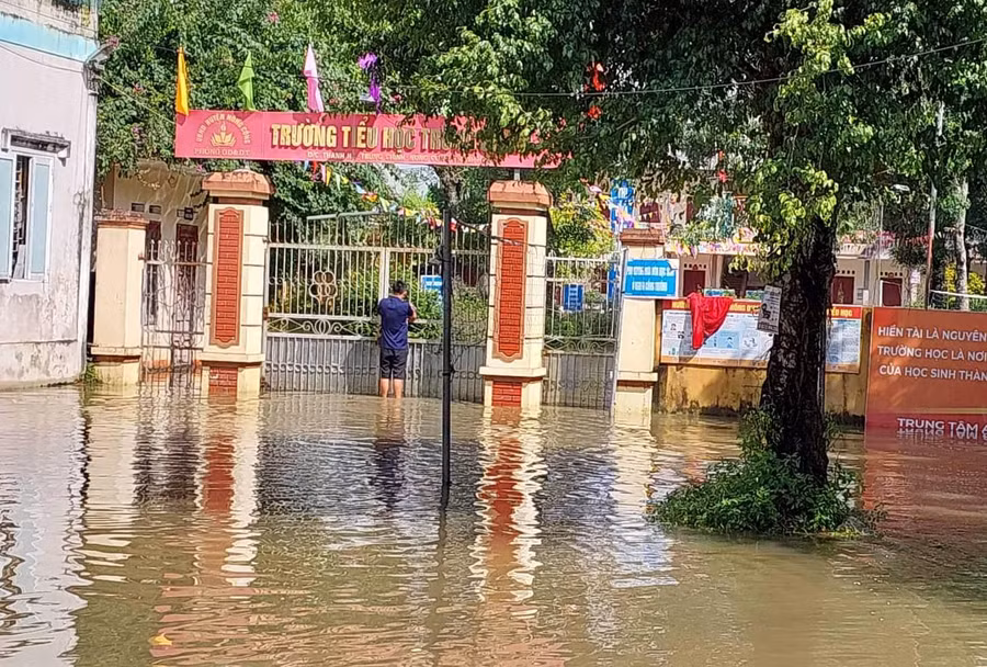 Mênh mông nước ở Trường Tiểu học Trung Chính.