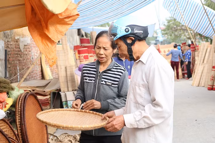 Vượt ra khỏi ranh giới của sự bán mua, chợ quê ở mỗi vùng miền lại có những nét riêng biệt khác nhau, thể hiện được bản sắc nông thôn và nghề nghiệp người dân vùng ấy. Vượt ra khỏi ranh giới của sự bán mua, chợ quê ở mỗi vùng miền lại có những nét riêng biệt khác nhau, thể hiện được bản sắc nông thôn và nghề nghiệp người dân vùng ấy.