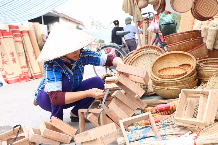 Trong tiềm thức và ký ức của nhiều người thì phiên chợ quê luôn là hình ảnh thân thương không gì có thể xóa nhòa được! Và chắc chắn một điều, nếu ai yêu sự mộc mạc, giản dị mà đi chợ phiên Nam Giang rồi thì sẽ đều “phải lòng” với mảnh đất này! Trong tiềm thức và ký ức của nhiều người thì phiên chợ quê luôn là hình ảnh thân thương không gì có thể xóa nhòa được! Và chắc chắn một điều, nếu ai yêu sự mộc mạc, giản dị mà đi chợ phiên Nam Giang rồi thì sẽ đều “phải lòng” với mảnh đất này!
