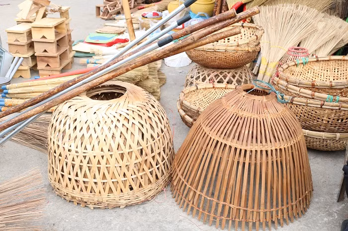 Chợ quê là nơi trao đổi, mua bán những sản phẩm do chính bàn tay lao động của người nông dân một nắng hai sương làm ra. Không chỉ có vậy, đây còn là nơi mà người ta tìm đến để gặp gỡ, giao lưu, hò hẹn... Có đi chợ quê mới thấy hết được cái niềm vui giản dị và ước mơ đủ đầy của người nông dân, giữa những bận rộn lo toan của cuộc sống hàng ngày. Chợ quê là nơi trao đổi, mua bán những sản phẩm do chính bàn tay lao động của người nông dân một nắng hai sương làm ra. Không chỉ có vậy, đây còn là nơi mà người ta tìm đến để gặp gỡ, giao lưu, hò hẹn... Có đi chợ quê mới thấy hết được cái niềm vui giản dị và ước mơ đủ đầy của người nông dân, giữa những bận rộn lo toan của cuộc sống hàng ngày.