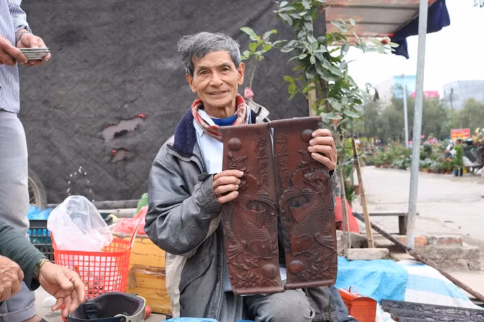 Người ta từng nói: Chẳng nơi nào trong ngôi nhà ấm cúng bằng bếp; không góc nào trong nhà thiêng liêng bằng bàn thờ và ở ngoài thì không chỗ nào đậm chất văn hóa như chợ! Có đi chợ phiên Nam Giang rồi mới thấy, mọi giao tiếp giữa người mua và người bán đều điềm đạm, chừng mực, hồ hởi thân tình như gặp lại người thương. Người ta từng nói: Chẳng nơi nào trong ngôi nhà ấm cúng bằng bếp; không góc nào trong nhà thiêng liêng bằng bàn thờ và ở ngoài thì không chỗ nào đậm chất văn hóa như chợ! Có đi chợ phiên Nam Giang rồi mới thấy, mọi giao tiếp giữa người mua và người bán đều điềm đạm, chừng mực, hồ hởi thân tình như gặp lại người thương.