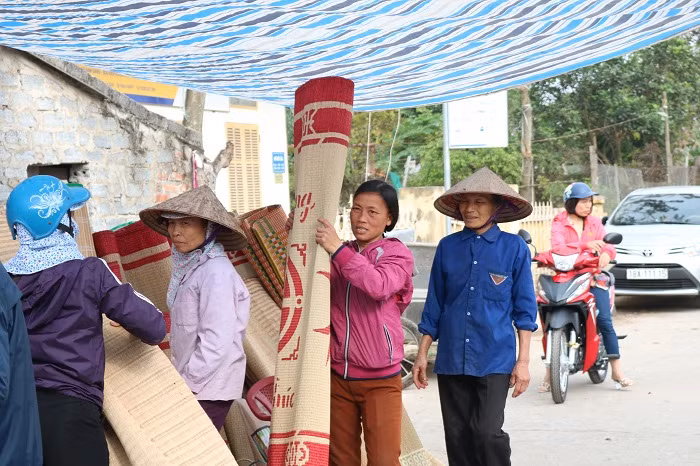 Một tháng 6 lần, gồm những ngày mùng 1 7 11 17 21 27 âm lịch, người dân sinh sống tại Thị trấn Nam Giang huyện Nam Trực tỉnh Nam Định lại cùng nhau đi phiên chợ quê. Chợ bắt đầu từ lúc mờ sáng tinh sương và chỉ kết thúc khi mặt trời đã đứng bóng. Tục lệ ấy được hình thành và duy trì từ lâu, xa xưa tới mức không ai còn có thể nhớ được nguồn gốc. Một tháng 6 lần, gồm những ngày mùng 1 7 11 17 21 27 âm lịch, người dân sinh sống tại Thị trấn Nam Giang huyện Nam Trực tỉnh Nam Định lại cùng nhau đi phiên chợ quê. Chợ bắt đầu từ lúc mờ sáng tinh sương và chỉ kết thúc khi mặt trời đã đứng bóng. Tục lệ ấy được hình thành và duy trì từ lâu, xa xưa tới mức không ai còn có thể nhớ được nguồn gốc.