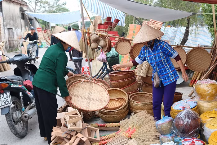 Ở những vùng nông thôn, các bà các mẹ đi chợ có khi chỉ để tìm mua một cái rổ được đan bằng cật của những cây tre già. Hay người ta có thể đi mỏi chân chỉ để tìm một cái thúng, cái nia được nèn vành thật chặt. Ở những vùng nông thôn, các bà các mẹ đi chợ có khi chỉ để tìm mua một cái rổ được đan bằng cật của những cây tre già. Hay người ta có thể đi mỏi chân chỉ để tìm một cái thúng, cái nia được nèn vành thật chặt.