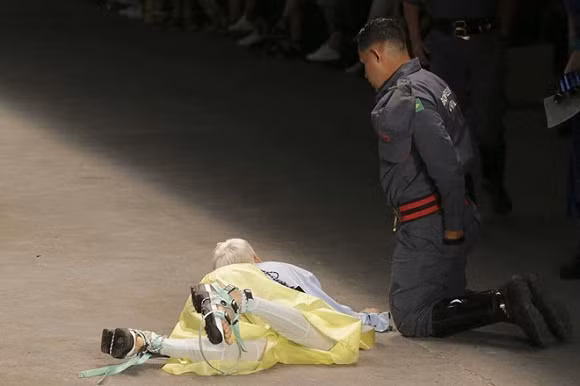 Tales Soares ngã trên sàn catwalk.