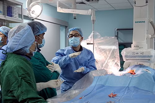 Chuyên gia Nhật Bản về tim mạch can thiệp (phải) trao đổi kinh nghiệm với các bác sĩ Bệnh viện đa khoa Đồng Nai trong một ca bệnh. Ảnh:Phước Tuấn Chuyên gia Nhật Bản về tim mạch can thiệp (phải) trao đổi kinh nghiệm với các bác sĩ Bệnh viện đa khoa Đồng Nai trong một ca bệnh. Ảnh: Phước Tuấn