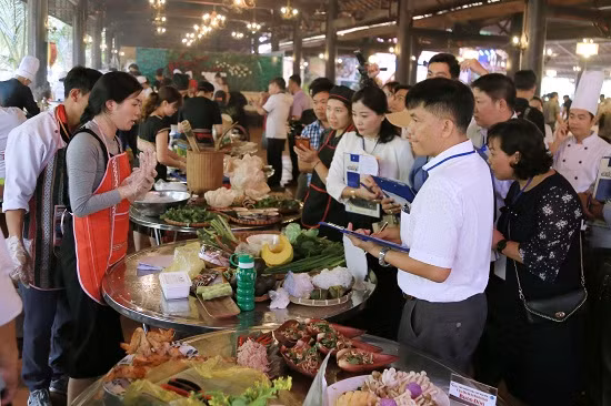 Ban giám khảo đến từng bàn chấm điểm cho các đội thi. Ban giám khảo đến từng bàn chấm điểm cho các đội thi.