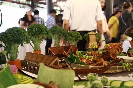 Những chú voi bản Đôn được đưa lên trang trí cho mâm tiệc. Những chú voi bản Đôn được đưa lên trang trí cho mâm tiệc.