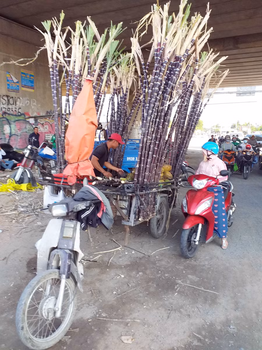 Cảnh mua bán gây mất trật tự giao thông