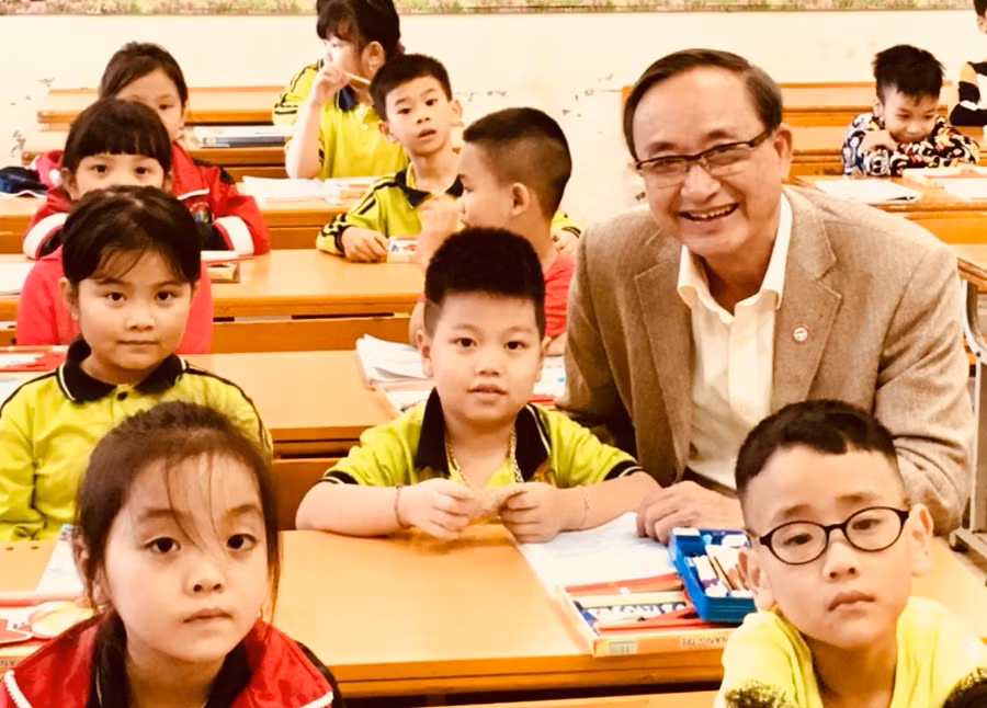 Ông Đặng Tự Ân cùng học sinh tiểu học. Ảnh: Hiếu Nguyễn