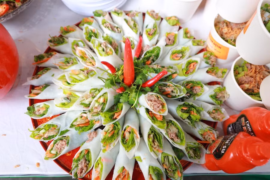 Không chỉ phở nước mà phở cuốn cũng được thưởng thức cùng CHIN-SU.