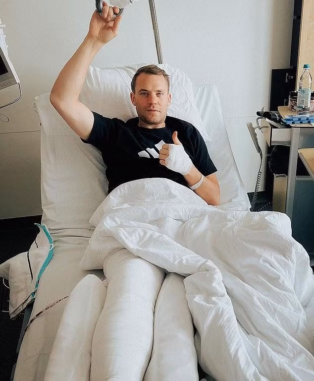 Mùa giải chính thức khép lại với Manuel Neuer. Mùa giải chính thức khép lại với Manuel Neuer.