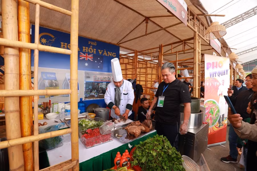 Đầu bếp từng giành giải Hoa hồi Vàng cũng không quên dùng tương ớt phở CHIN-SU.