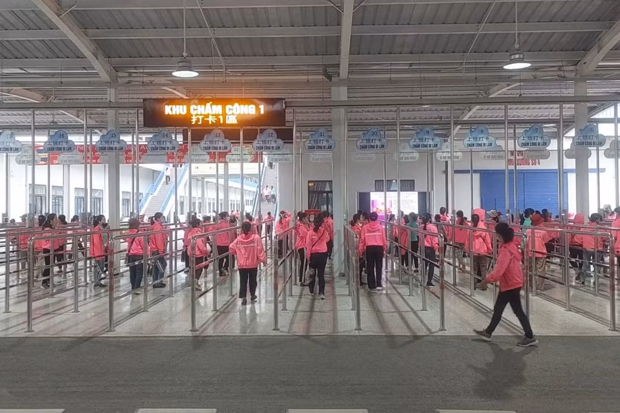Công nhân vào khu vực chấm công. (Ảnh: Hà Huy Đồng) Công nhân vào khu vực chấm công. (Ảnh: Hà Huy Đồng)