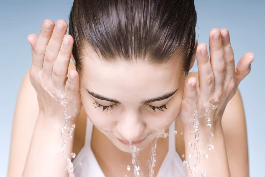 Rửa mặt bằng nước ấm là thói quen chăm sóc da của nhiều người. (Ảnh ITN). Rửa mặt bằng nước ấm là thói quen chăm sóc da của nhiều người. (Ảnh ITN).