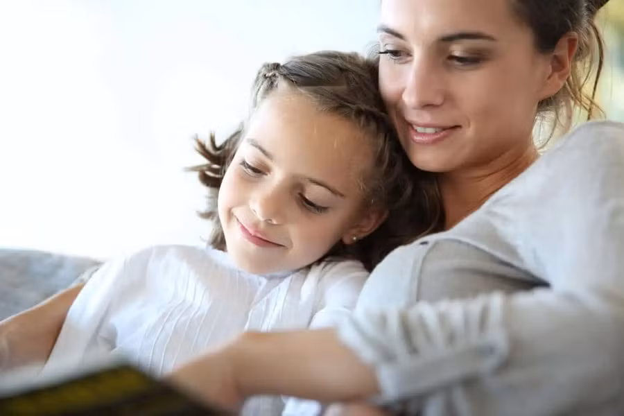 Ngay cả khi bạn đang yêu say đắm, đừng đột ngột bỏ rơi con cái và dành toàn bộ thời gian rảnh rỗi cho tình yêu của mình. (Ảnh: ITN) Ngay cả khi bạn đang yêu say đắm, đừng đột ngột bỏ rơi con cái và dành toàn bộ thời gian rảnh rỗi cho tình yêu của mình. (Ảnh: ITN)