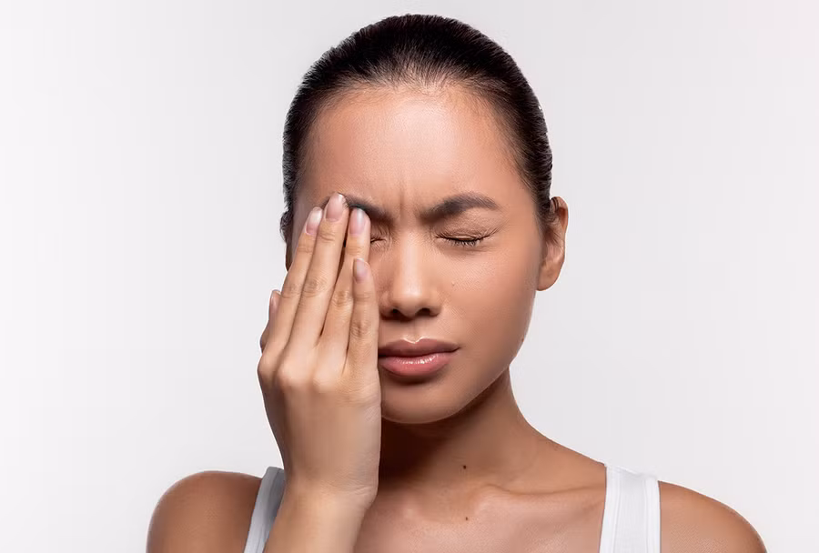 Nếu có thói quen dụi mắt, bạn nên rửa tay kỹ trước và sau đó (Ảnh: ITN).