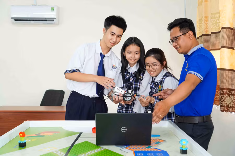 Thầy Thạch Hy hướng dẫn cho các em học sinh thực hành với mô hình STEM Robotics. Thầy Thạch Hy hướng dẫn cho các em học sinh thực hành với mô hình STEM Robotics.