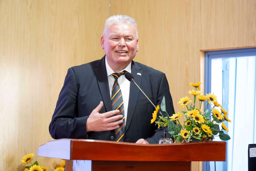 Ông Karl-Heinz Pfündner, đại diện Tập đoàn BiW cam kết hỗ trợ học sinh trong quá trình học nghề tại CHLB Đức.