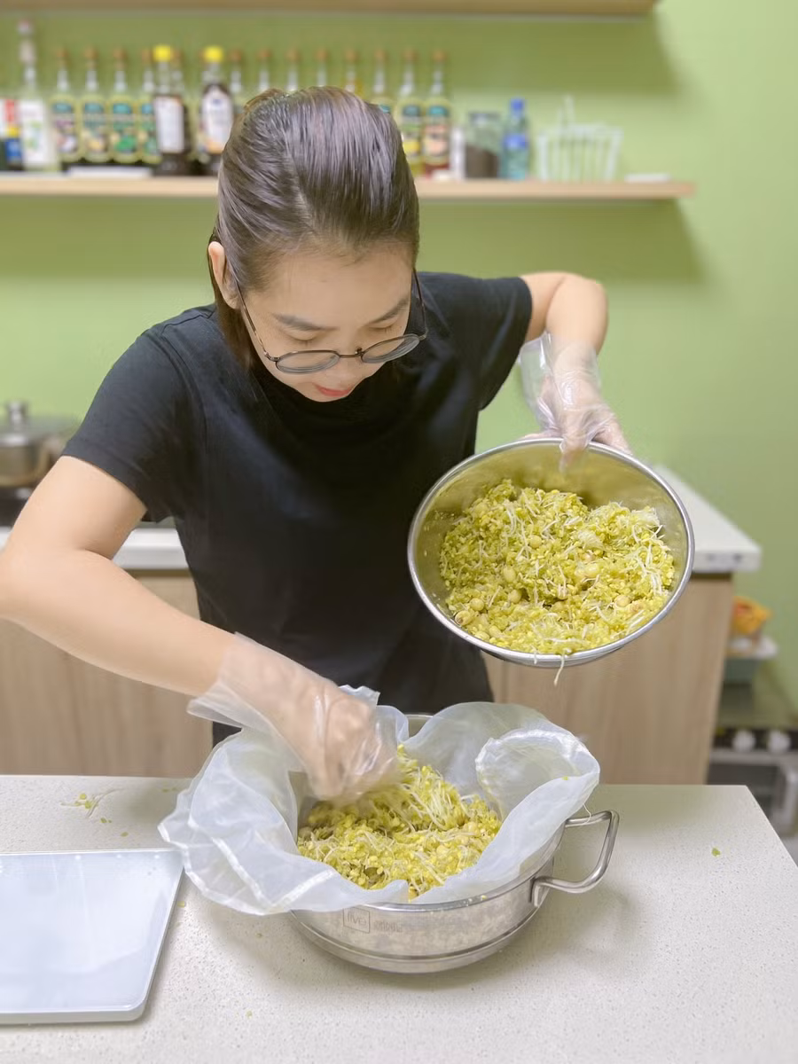... rồi cho lên xửng hấp.