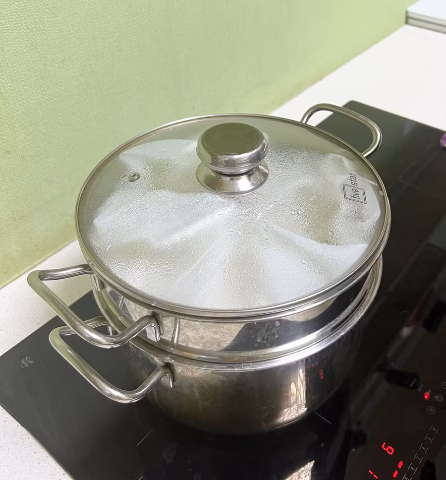 Bạn nên hấp xôi cốm với nước sôi to, lửa lớn, hấp nhanh khoảng 3 phút là được. Hấp lâu làm cốm nhão, bét không đạt hình thức.