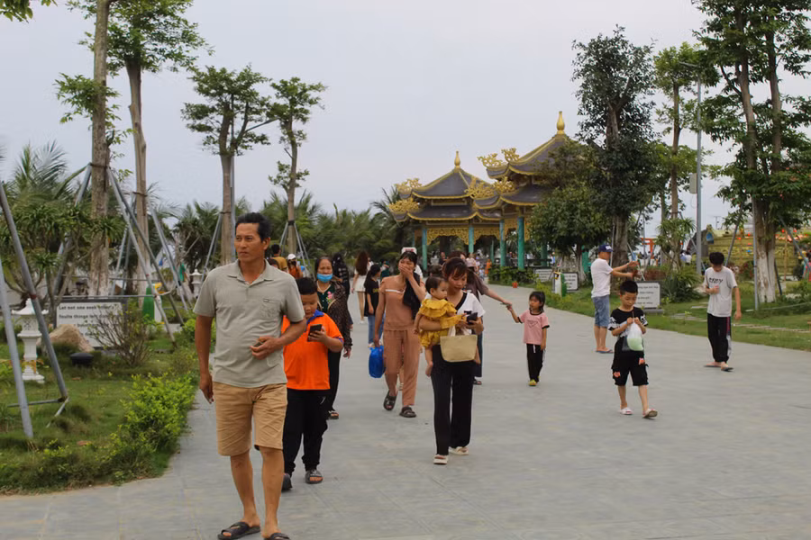 Từ khi công trình văn hóa tâm linh này chính thức được hoàn thành, nơi đây trở thành địa điểm tâm linh thu hút đông đảo du khách, người dân địa phương vãn cảnh chùa vào dịp lễ, Tết. Ảnh: LT.