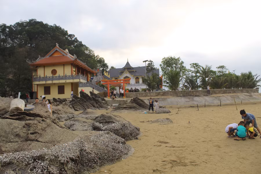 Chùa Bụt có kiến trúc vô cùng độc đáo, mặt hướng ra biển, lưng tựa vào Hòn Bò. Khi vãn cảnh chùa, du khách được tận hưởng không khí trong lành, gió mát từ biển thổi vào. Ảnh: LT.