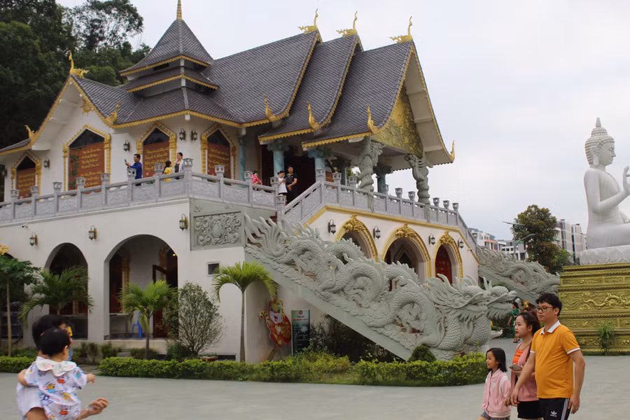 Theo ông Lê Thanh Cảnh - Chủ tịch UBND xã Hoằng Trường, chùa Bụt có gốc tích từ xa xưa, song trong những năm chiến tranh, ngôi chùa này bị phá hủy hoàn toàn. Năm 2018, chùa Bụt được phục dựng lại theo nguyện vọng của nhân dân trong vùng. Ảnh: LT.