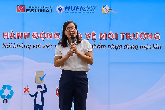 Ths. Hoàng Thị Thoa - Phó giám đốc Trung tâm hỗ trợ sinh viên HUFI chia sẻ về ý nghĩa của chương trình với sinh viên tại lễ phát động.