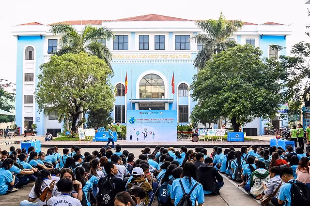 Quang cảnh lễ phát động chương trình nói không với ly, ống hút nhựa sử dụng 1 lần tại HUFI sáng nay.