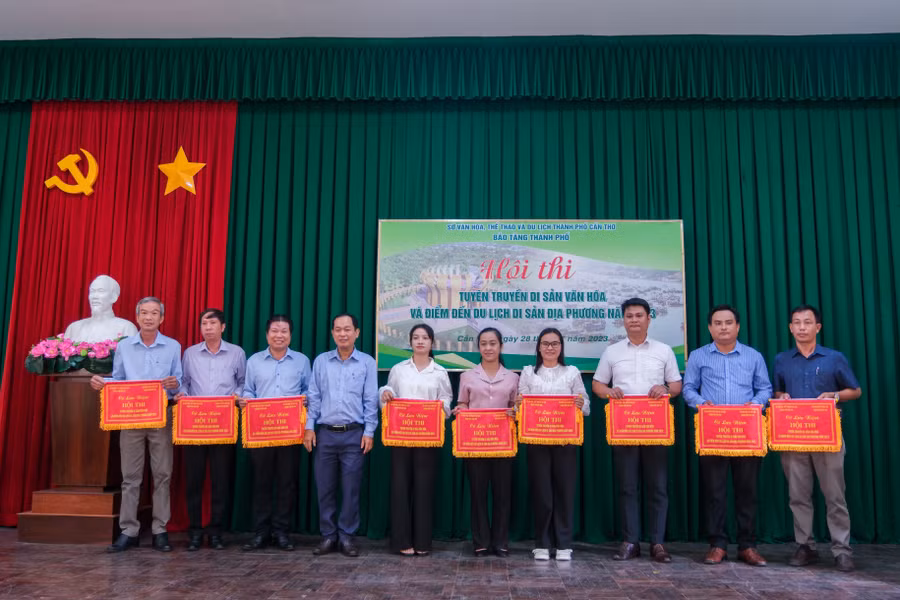 Lãnh đạo Sở Văn hóa, Thể thao&amp;Du lịch TP Cần Thơ trao cờ lưu niệm cho các đội thi tham gia hội thi.