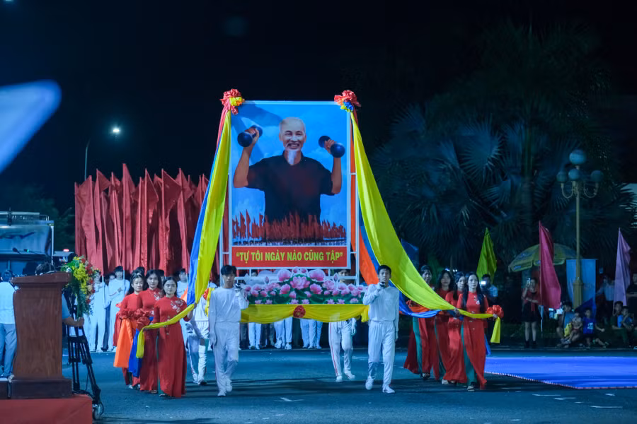 Thực hiện nghi thức rước ảnh Chủ tịch Hồ Chí Minh. Thực hiện nghi thức rước ảnh Chủ tịch Hồ Chí Minh.