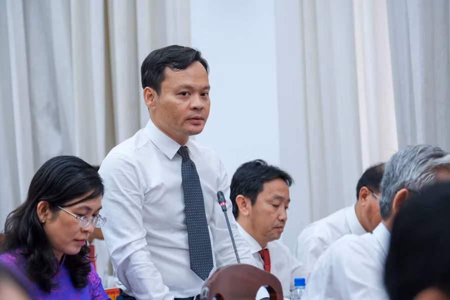 Ông Hoàng Quốc Cường, Giám đốc Sở Y tế TP Cần Thơ trả lời chất vấn tại kỳ họp thứ 11 của HĐND TP Cần Thơ.