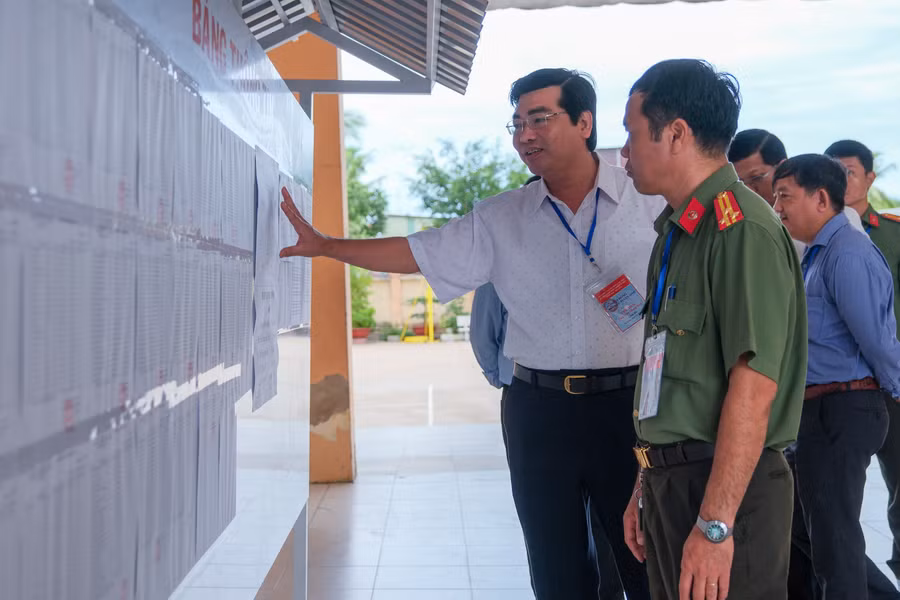 Lãnh đạo Sở GD&ĐT kiểm tra công tác tổ chức thi tuyển sinh 10 tại trường THPT Nguyễn Việt Hồng. Lãnh đạo Sở GD&ĐT kiểm tra công tác tổ chức thi tuyển sinh 10 tại trường THPT Nguyễn Việt Hồng.